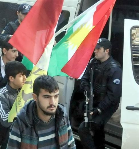 Diyarbakır caddelerinde Kürdistan bayrağı dağıttılar