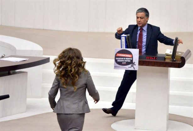 CHP'li vekil o pankartı asınca AK Partili kadın vekil kürsüye koştu