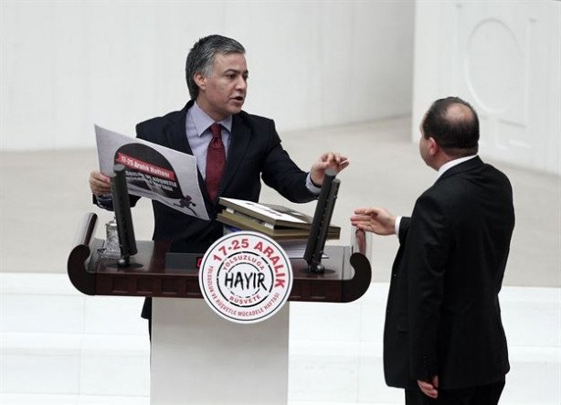 CHP'li vekil o pankartı asınca AK Partili kadın vekil kürsüye koştu