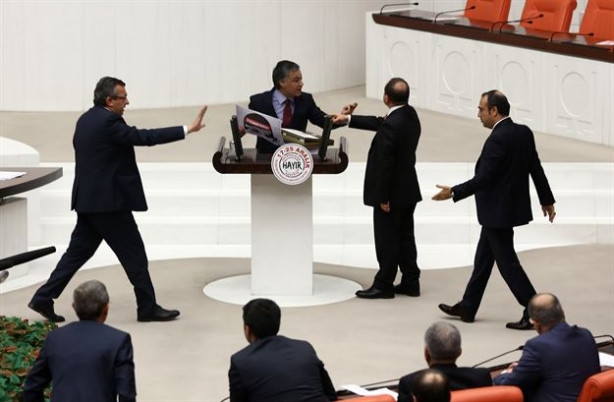 CHP'li vekil o pankartı asınca AK Partili kadın vekil kürsüye koştu