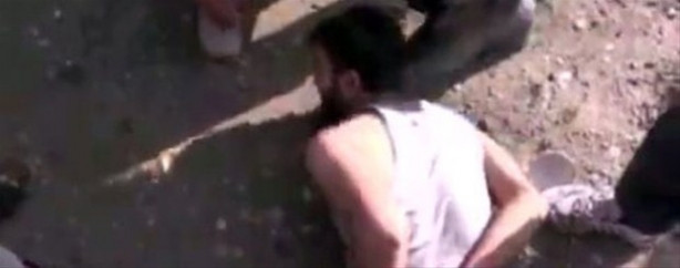 IŞİD Suriyeli askerin kafasını kesti