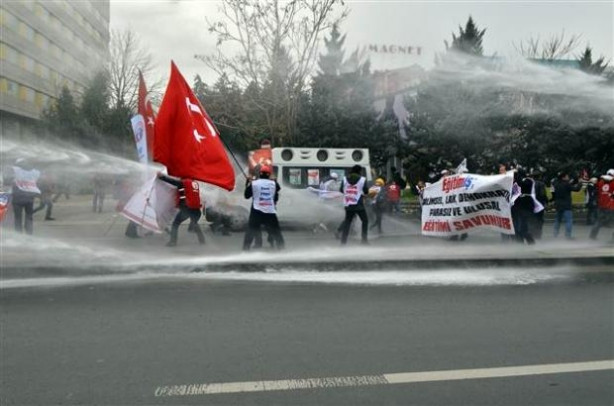 Eğitim-İş üyelerine biber gazlı müdahale