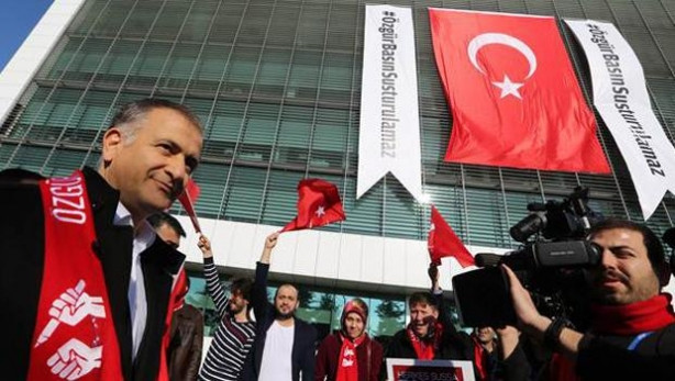 Ekrem Dumanlı'ya miting gibi karşılama