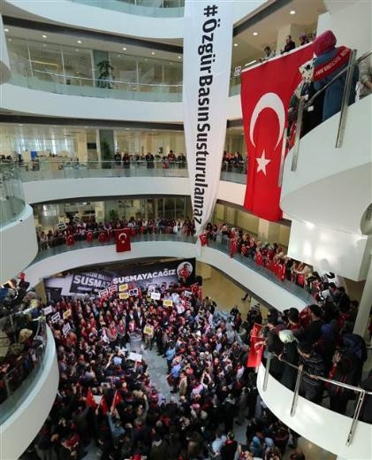 Ekrem Dumanlı'ya miting gibi karşılama