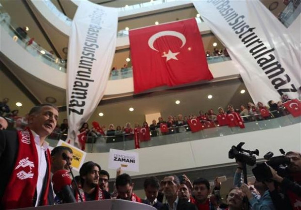 Ekrem Dumanlı'ya miting gibi karşılama