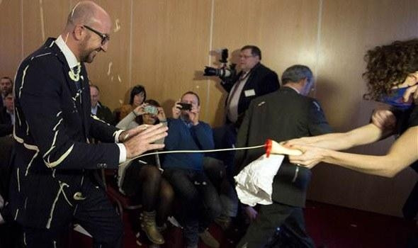 Başbakan'a mayonezli protesto