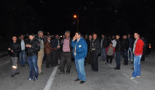Manavgat karıştı! Evleri ve arabaları taşladılar