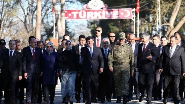 Davutoğlu'ndan Samaras'a sınırdan telefon