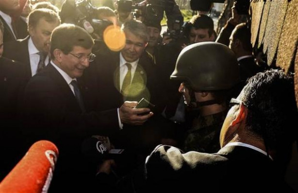 Davutoğlu'ndan Samaras'a sınırdan telefon