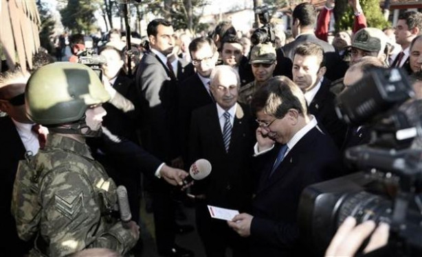Davutoğlu'ndan Samaras'a sınırdan telefon