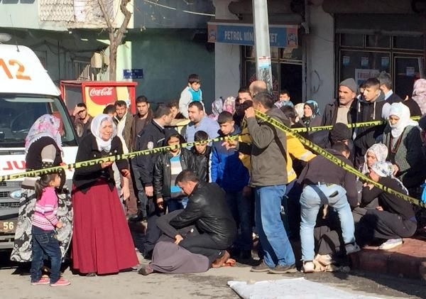Oğlunun cesedi başında sinir krizi geçirdi