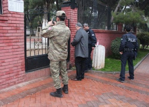 Türk Bayrağı'nı yakıp şehitliğe attılar