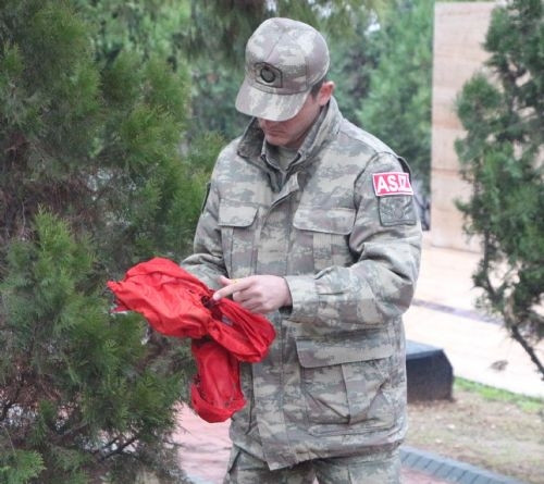 Türk Bayrağı'nı yakıp şehitliğe attılar