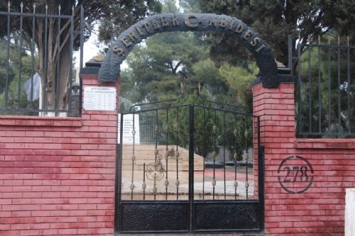 Türk Bayrağı'nı yakıp şehitliğe attılar