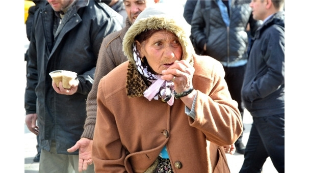 Zabıta Esme ninenin parasını süs havuzuna attı