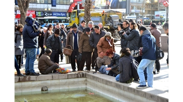Zabıta Esme ninenin parasını süs havuzuna attı