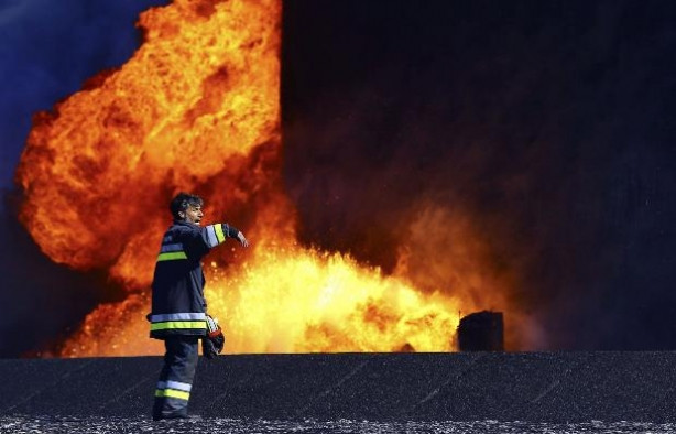 Libya'daki petrol tankları günlerdir yanıyor