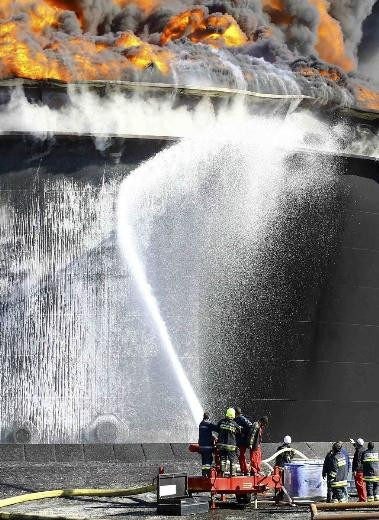 Libya'daki petrol tankları günlerdir yanıyor