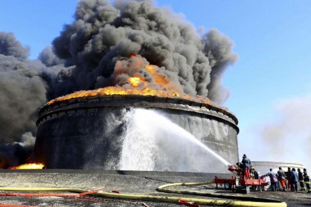 Libya'daki petrol tankları günlerdir yanıyor