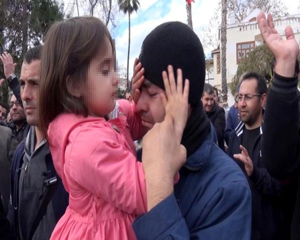Babasının gözyaşlarını böyle sildi