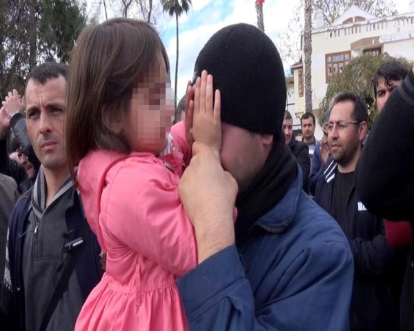 Babasının gözyaşlarını böyle sildi