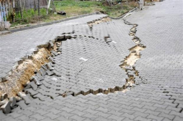 Yalova'da yol çöktü