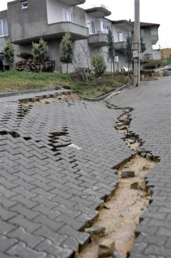 Yalova'da yol çöktü