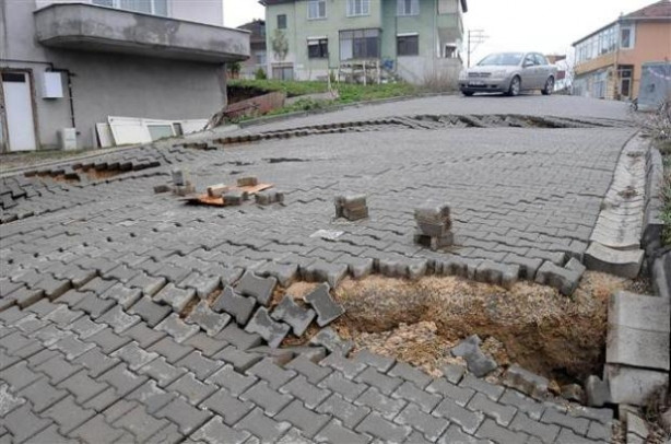 Yalova'da yol çöktü