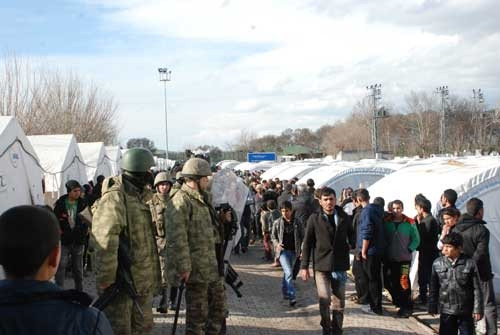 Asker kampa girdi Öcalan posterlerini indirdi!