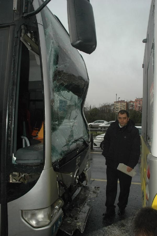 İki metrobüs çarpıştı