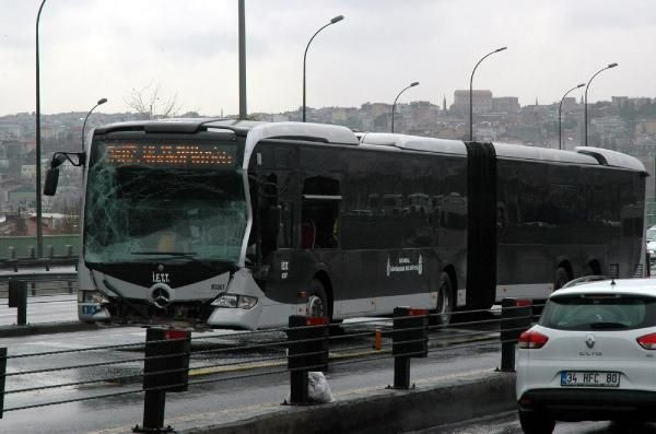İki metrobüs çarpıştı