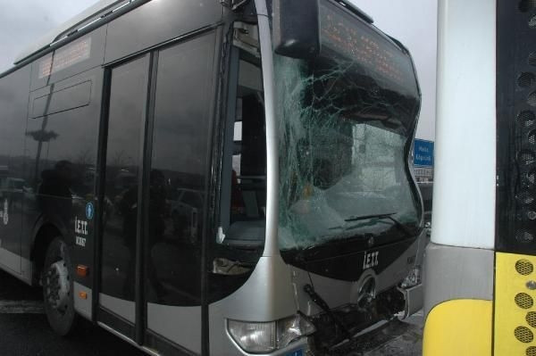 İki metrobüs çarpıştı