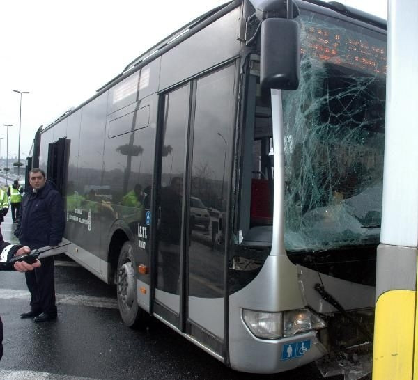 İki metrobüs çarpıştı