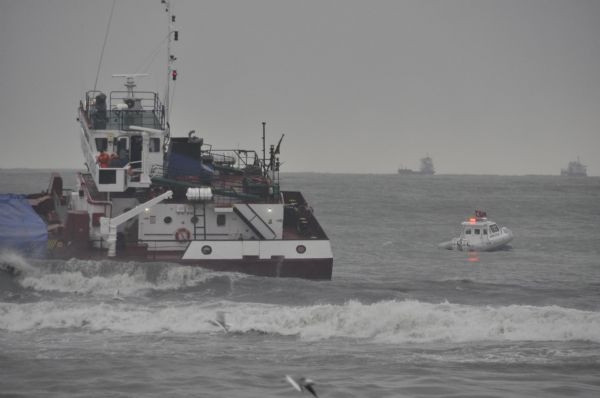 Samsun'da kuru yük gemisi yan yattı