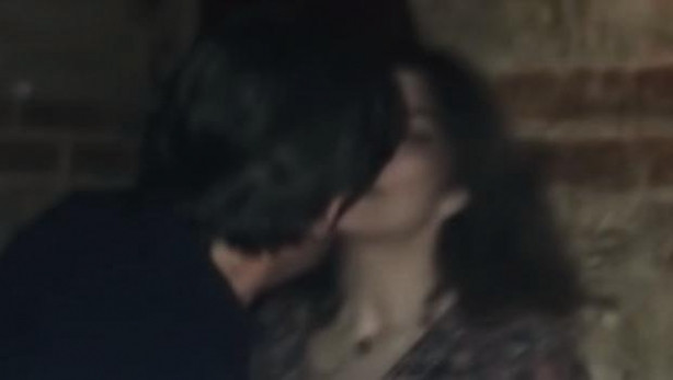 Deniz Akkaya ve Murat Varol dudak dudağa