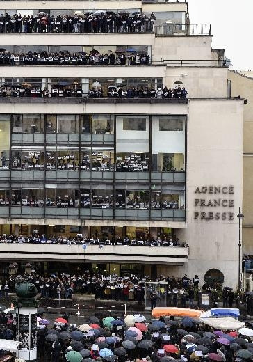 Fransa'daki saygı duruşuna tüm dünyadan katılım