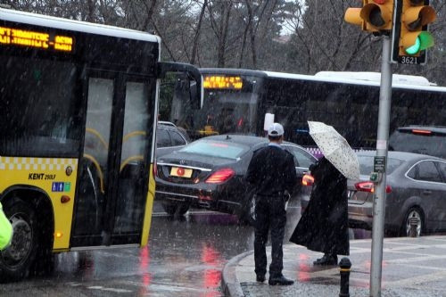 Erdoğan'ın aracı trafiğe takıldı