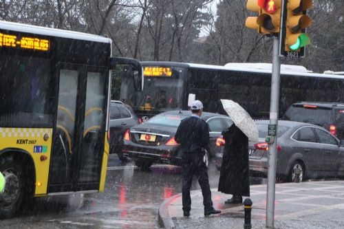 Erdoğan'ın aracı trafiğe takıldı