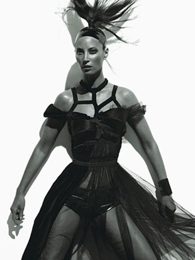 Christy Turlington 39 yaşında üstsüz poz verdi