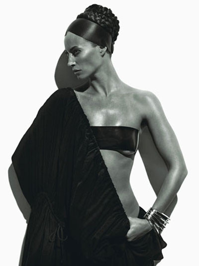 Christy Turlington 39 yaşında üstsüz poz verdi