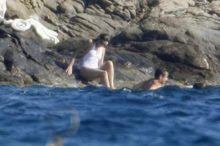 Sarkozy Carla ile kayalıklarda yakalandı