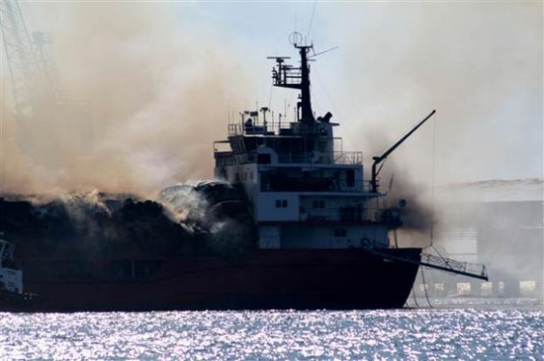 İskenderun'da yanan gemi