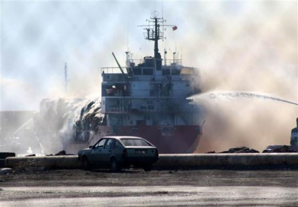 İskenderun'da yanan gemi