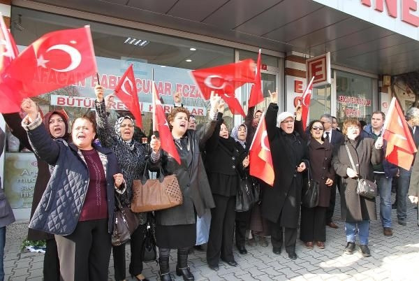 Babuşçu'ya siyah çelenkli protesto