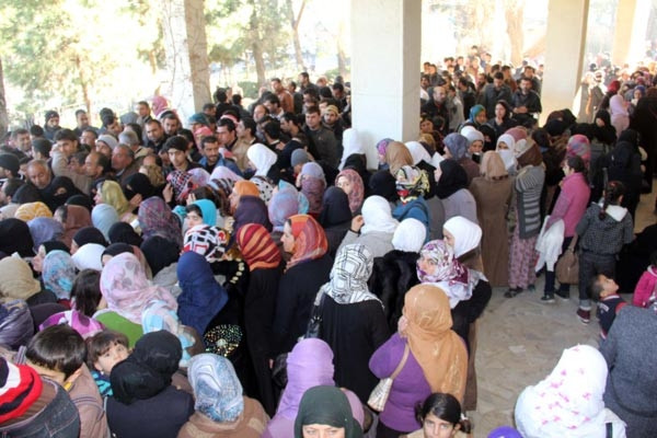 Suriyelilere kıyafet yardımı izdihama dönüştü
