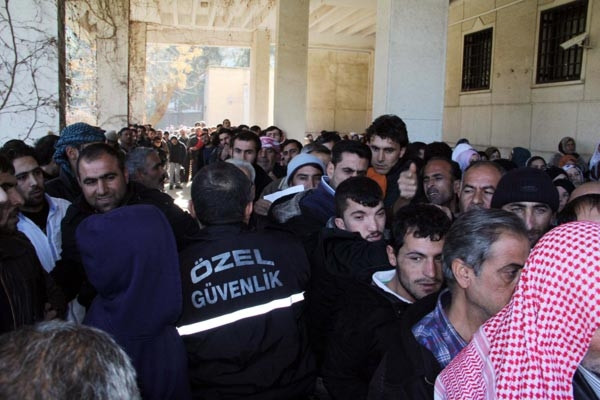 Suriyelilere kıyafet yardımı izdihama dönüştü
