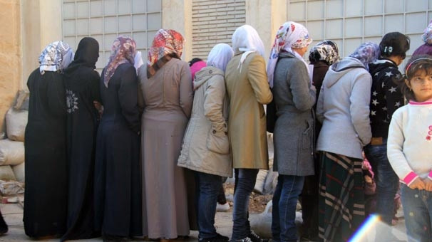 Suriyelilere kıyafet yardımı izdihama dönüştü