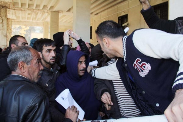 Suriyelilere kıyafet yardımı izdihama dönüştü
