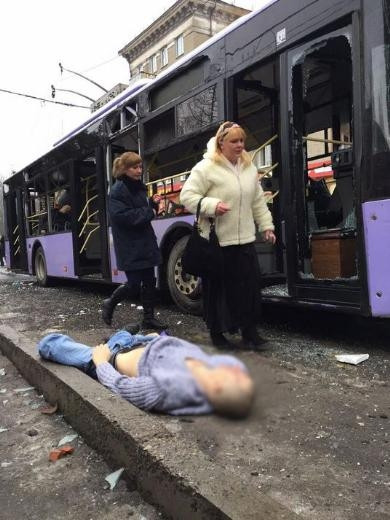 Ukrayna'da otobüs durağına top mermisi