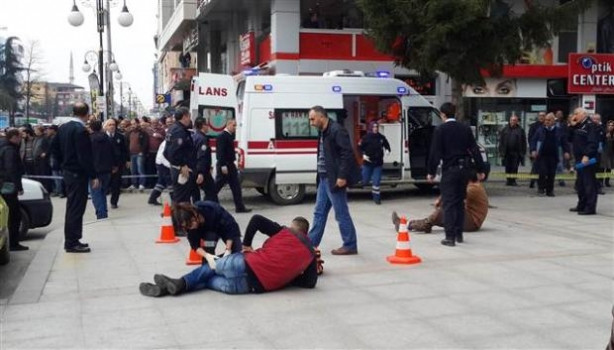 Kuzenlerini sokak ortasında vurdu